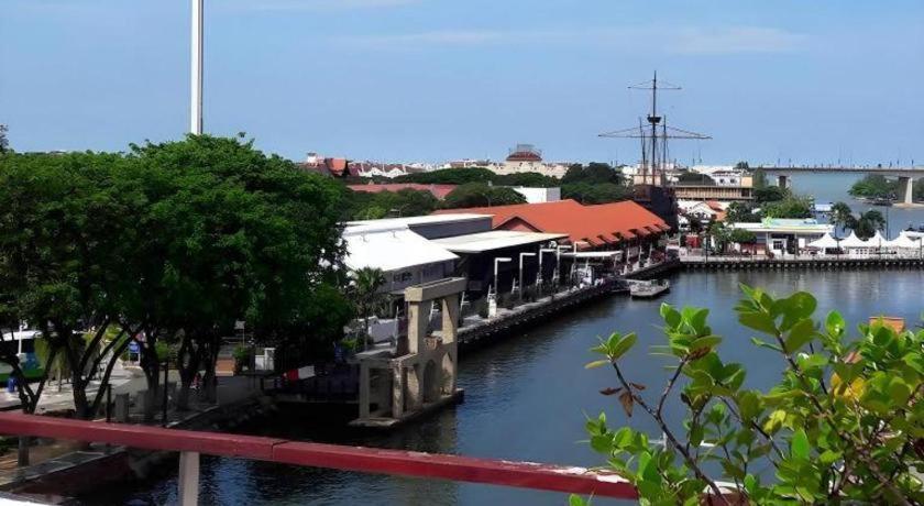 Styles Hotel Malacca Exterior photo